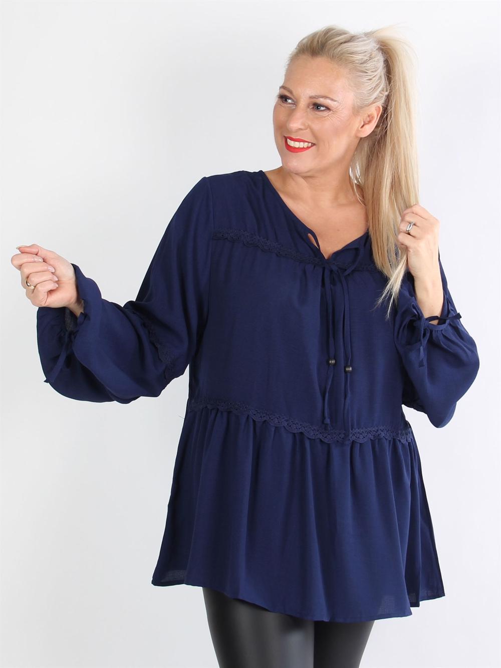 Lilja - Svart tunika med band i halsen och på ärmarna